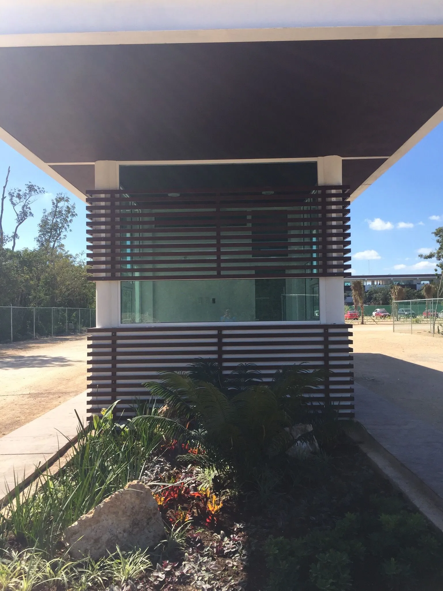 Cancelaría en aluminio y cristal en Centro Escolar NATKAN