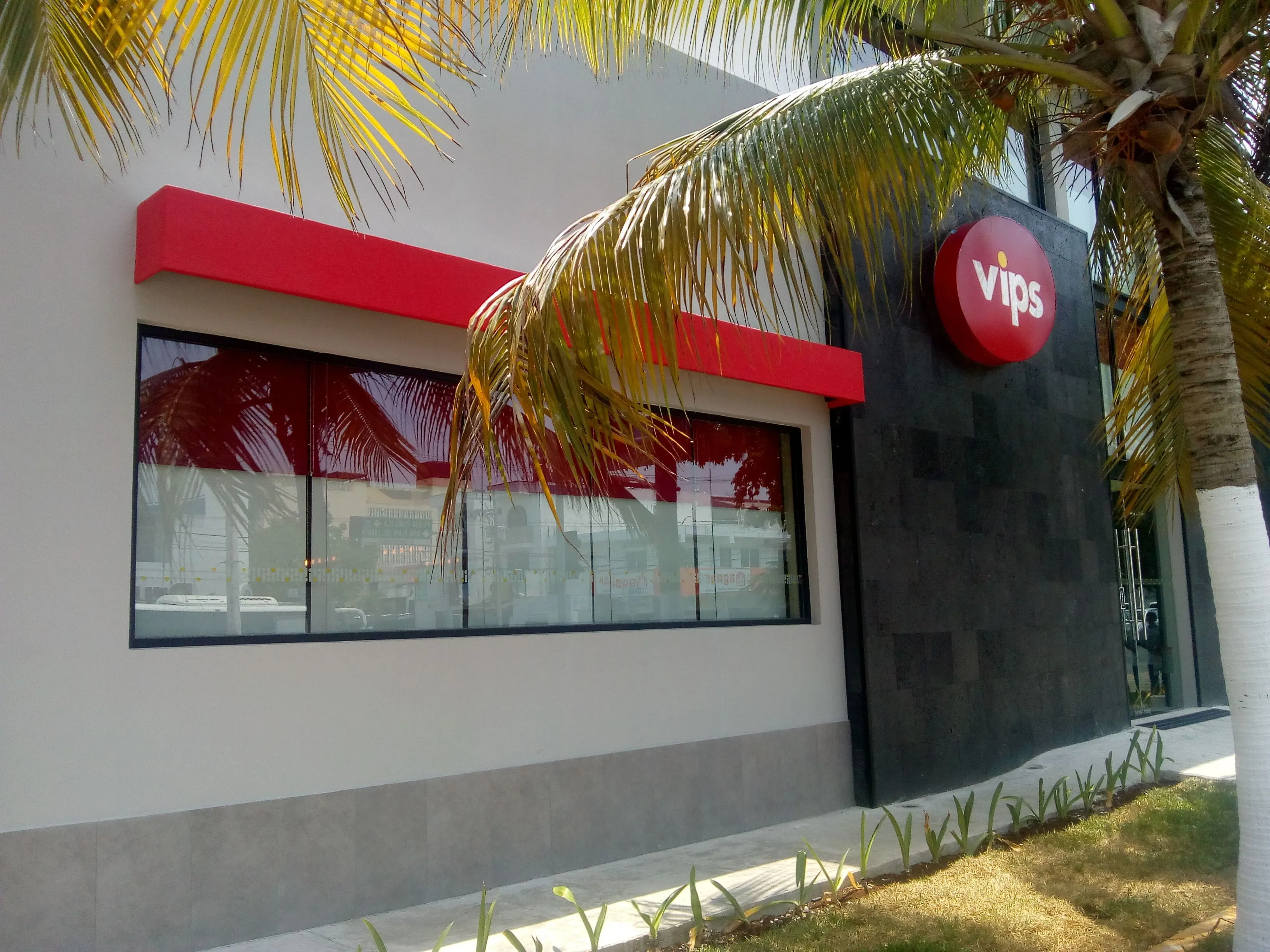 Fachada integral con cristal laminado en VIPS Playa del Carmen